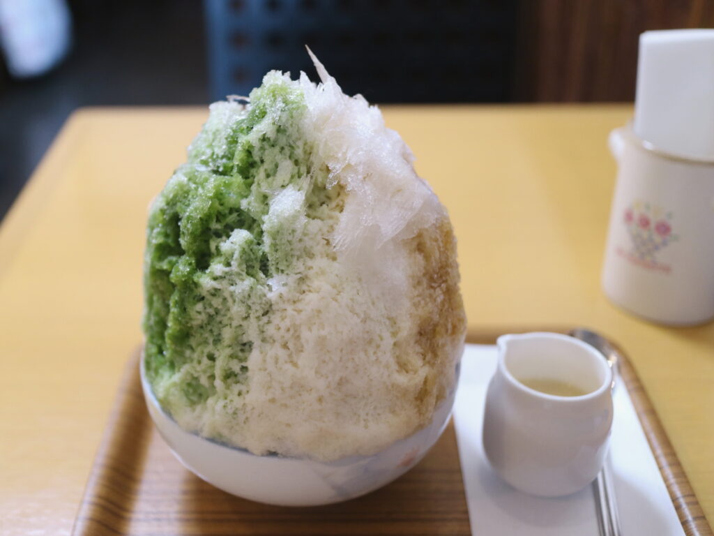 4色のシロップがかかったF氷