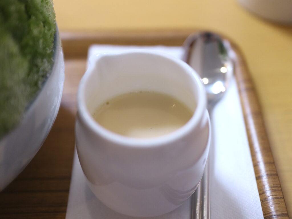 ミルクをかけた金時氷
