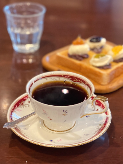 深みのある味わいが特徴的なKAKO自慢の自家焙煎ホットブレンドコーヒー