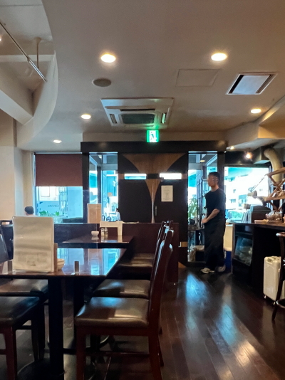天井が高く中央に大きなテーブルが置かれた落ち着いた雰囲気のKAKO柳橋店の店内客席