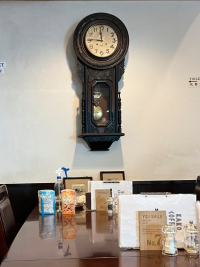 KAKO柳橋店の壁にひっそりと飾られ時を刻み続けるレトロな古時計