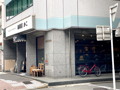 大きなガラス窓から明るい光が差し込むKAKO柳橋店の店舗入り口