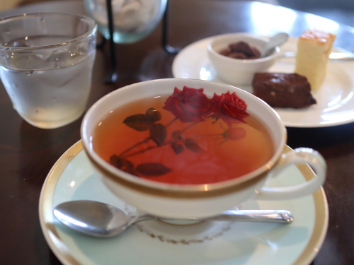 華やかな花柄が描かれたアンティークなカップ&ソーサーに注がれた温かい紅茶