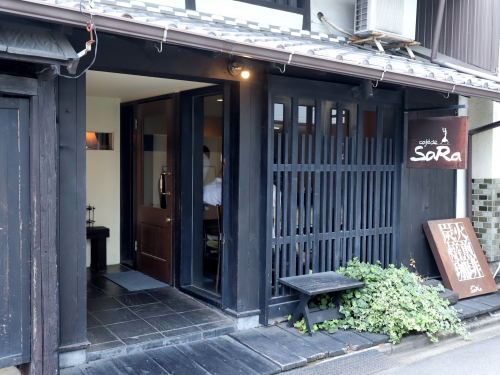 四間道の古い街並みに佇む古民家カフェ・カフェドサラの風情ある外観