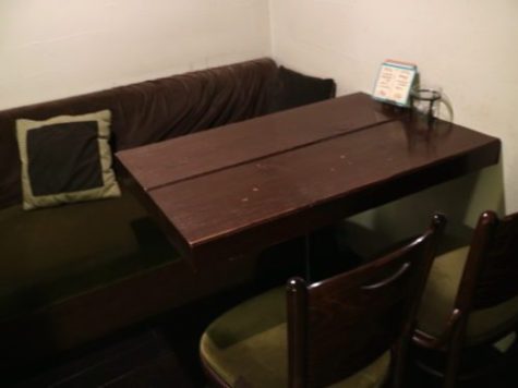 落ち着いたアンティーク家具やインテリアが配置されたカフェドサラの温かみのある店内