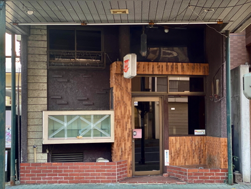 閉業後に看板が取り外された喫茶すずの店舗外観