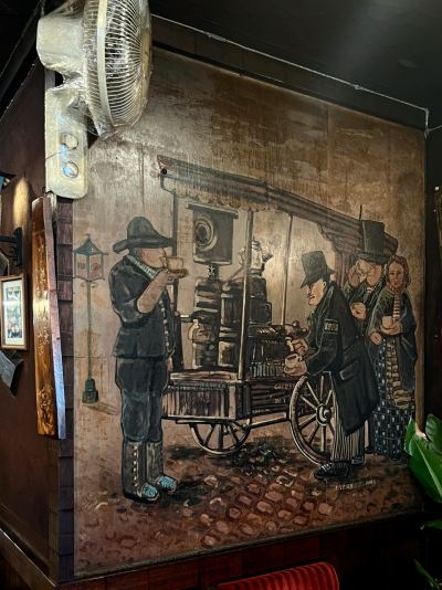 ノスタルジックな雰囲気を醸し出す店内の壁絵
