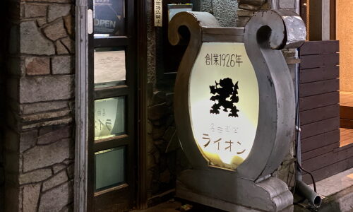 東京・渋谷『名曲喫茶 ライオン』創業1926年、モノクロ映画に入り込んだような不思議な空間