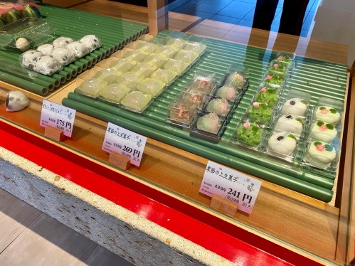 ガラスケースの生菓子