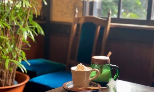 豊橋『喫茶びーどろ』青いソファーの凝った意匠の純喫茶