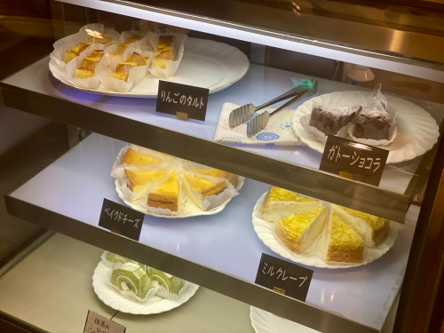 店内のショーケースに並ぶ各種ケーキ