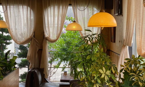 南区鳴海『みほろ』並んだ大きなカーテン窓と並んだランプが魅力な純喫茶