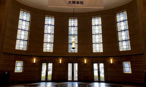 北浜『大阪取引所』ステンドグラスからの光が美しいレトロ建築の外観を保存