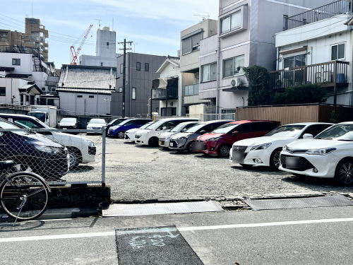 広々とした駐車場
