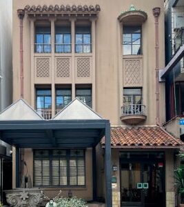 『江戸堀コダマビル』スパニッシュ様式と日本建築ミックスのキュートなレトロ建築ビル