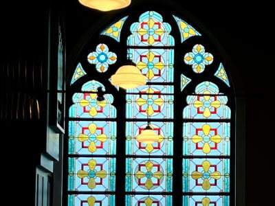 『聖アグネス教会』30以上のステンドグラスが彩る明治建築の礼拝堂