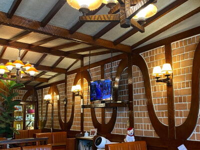 岐阜『喫茶ブラウン』家具職人のおしゃれな店内で野菜たっぷり鉄板スパを