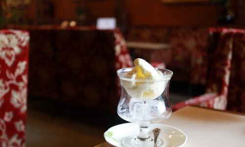 『ロスカ』創業60年、クラシカルな雰囲気漂う、三重県レトロ純喫茶のアイスクリーム
