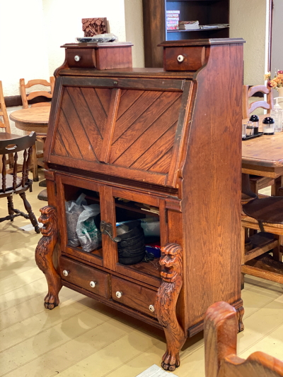 喫茶スタインのアンティークな家具