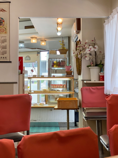 ヒシヤパン リボリの喫茶室からみる売店