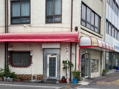 ヒシヤパンリボリの味わい深い店舗外観と懐かしいパンのディスプレイ