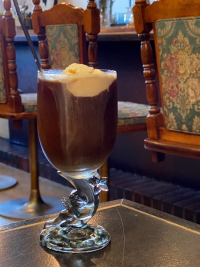 グラスの脚が三日月に乗った天使のモチーフになっているコーヒーフロート