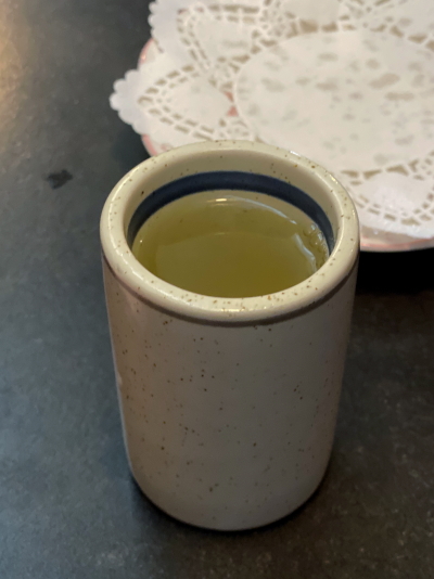 食後にサービスで出していただいた温かいお茶
