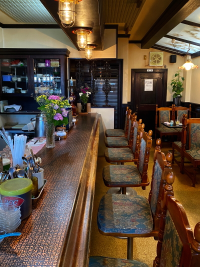 カウンター席とテーブル席が心地よく配置されたエトワールの店内