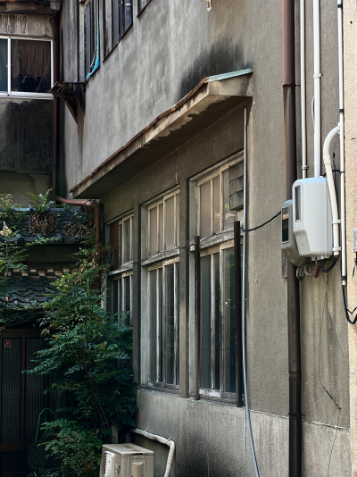 今では貴重となったエグロ会館の木枠の窓