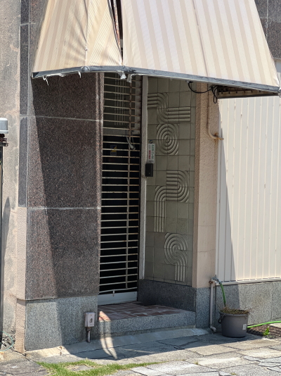レトロ建築の壁面に残る美しいモダンな装飾模様