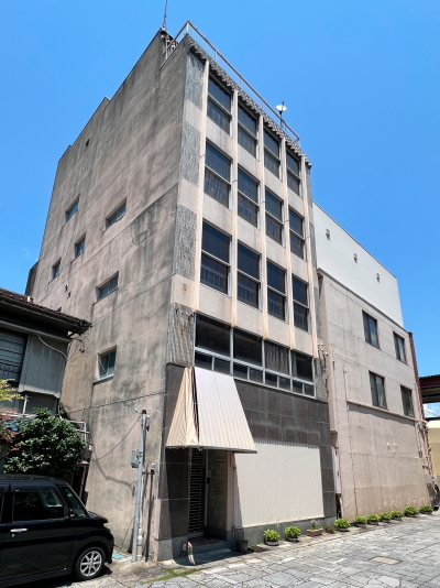 エグロ会館の向かいにあるアール窓が特徴的なレトロ建築