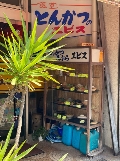 大垣「とんかつのエビス」のショーケース上のロゴ