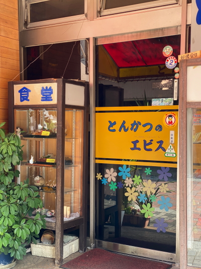 大垣「とんかつのエビス」の扉左側の食品サンプル