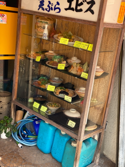 大垣「とんかつのエビス」の扉右側の食品サンプル