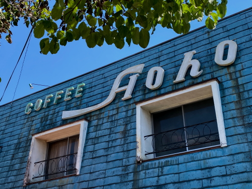 COFFEE Fofoのロゴとおしゃれな窓枠