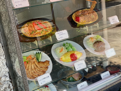 使い込まれた味わいのあるショーケース