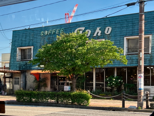 鮮やかなブルーの屋根とオレンジのテント