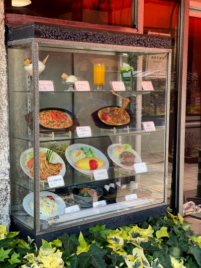 ショーケースに並ぶ鉄板やきそばなどの食品サンプル