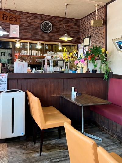 店内に並ぶレトロなオレンジ色の椅子