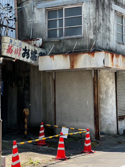 木造家屋とRC造のビルが複雑に絡み合い、増築を繰り返した形跡がある狭い路地裏の隙間