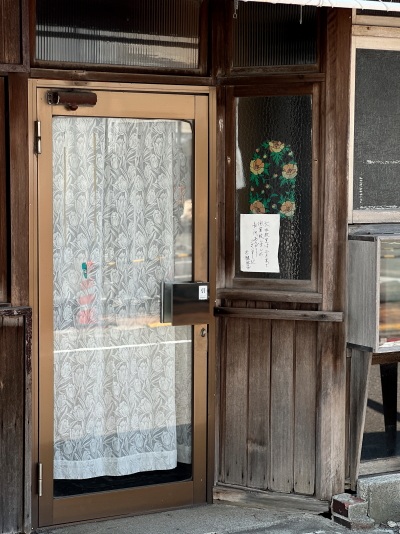 大垣手芸教室の窓に貼られた、三月末で閉室致しましたという手書きの白い貼り紙