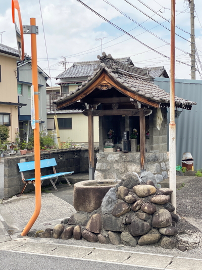 大垣の街角に佇む、綺麗なお花がお供えされ大切に祀られているお地蔵様と隣に並ぶベンチ