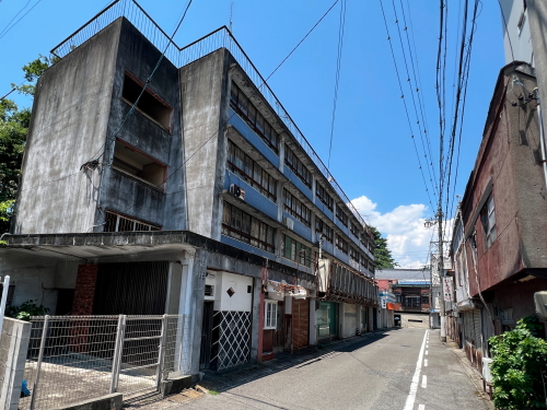郭町2丁目の細い裏通りに軒を連ねるコンクリート平屋造りの古い商店街の風景
