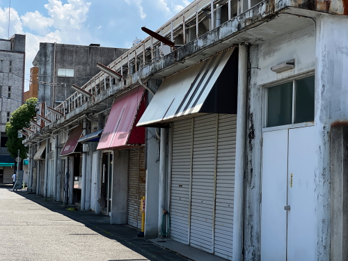 昭和中期に建てられたと思われる、無機質でモダンなコンクリート製平屋の店舗長屋