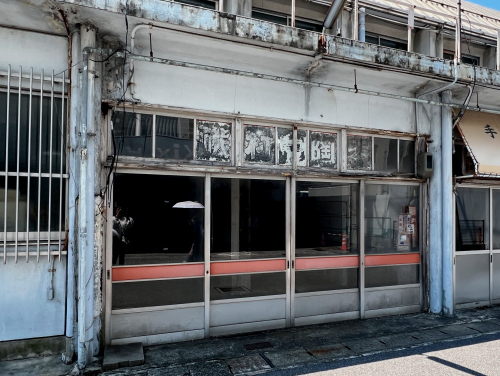 白い外壁と規則的な窓の配置がおしゃれな昭和レトロな平屋コンクリート店舗