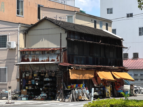 城東金物神保商店の趣のある店構えと店先に佇む可愛い看板猫の姿