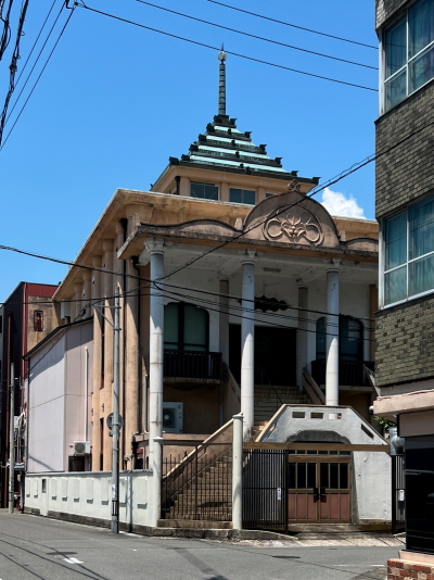 長勝寺のコンクリート造りを取り入れたモダンな本堂の建築デザイン