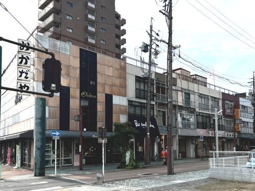 おかだやの歴史ある器や雑貨が並ぶ店先と商店街跡の街並み