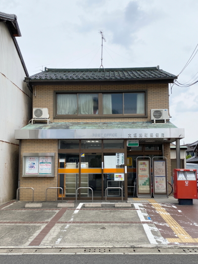大垣市林町の静かな街角に佇む、木造の板壁と窓がレトロな佇まいを見せる大垣林町郵便局の外観