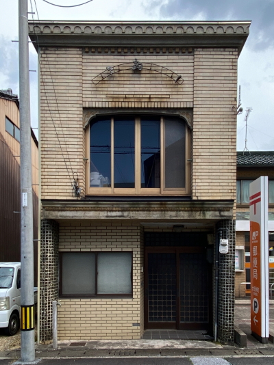 大垣林町郵便局の左隣に並んで建つ、白いタイル貼りで洋風レトロな2階建ての看板建築物の正面外観